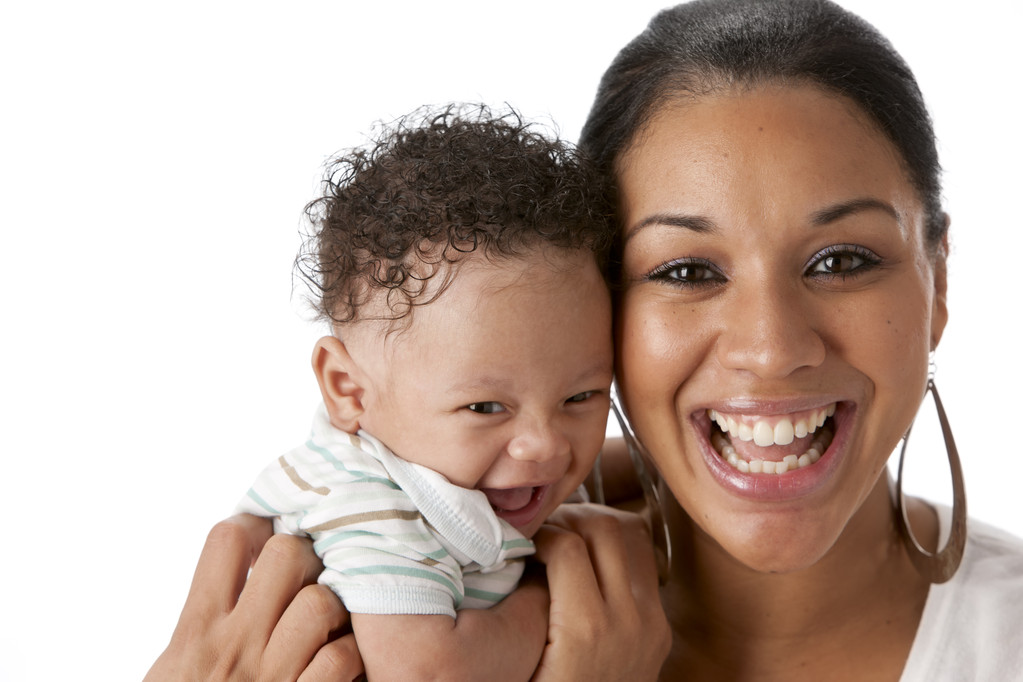 reálné. směje se černá matka s ní jeden měsíc starý chlapeček - Fotografie, Obrázek