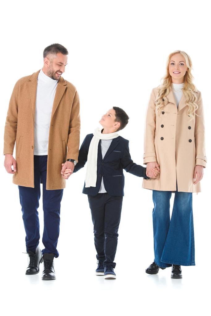 rodzice w beżowy płaszcz, trzymając się za ręce z synem, na białym tle - Zdjęcie, obraz