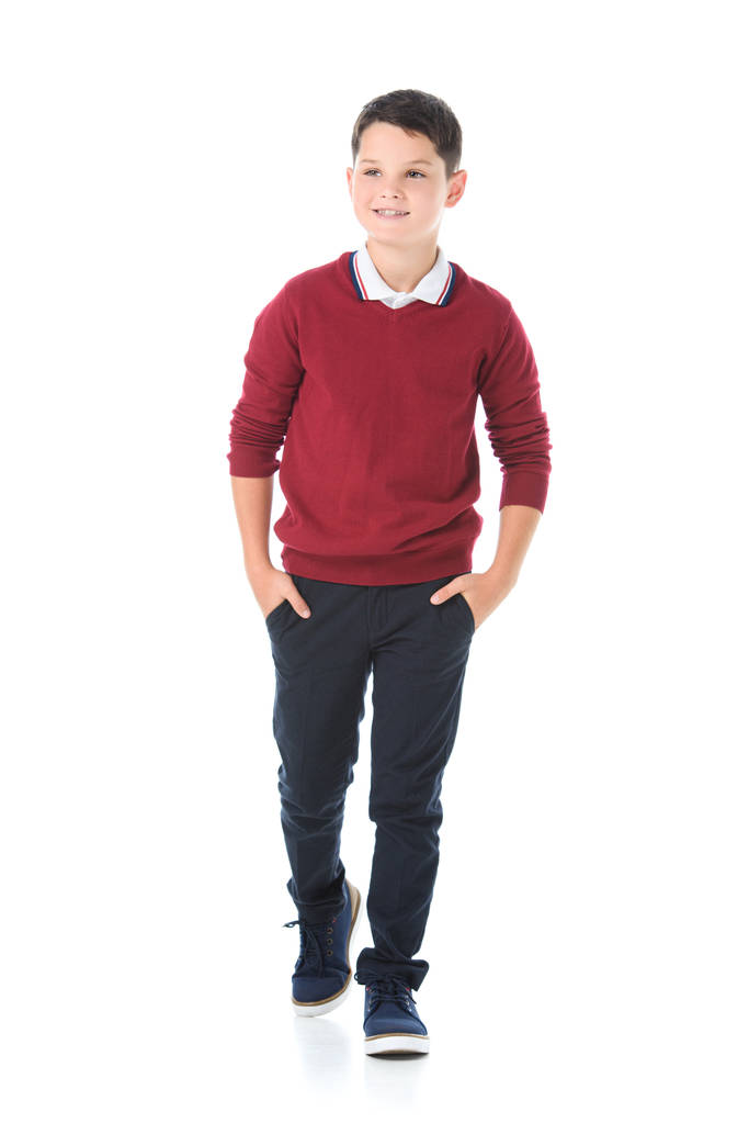 garçon souriant posant en pull rouge isolé sur blanc
 - Photo, image
