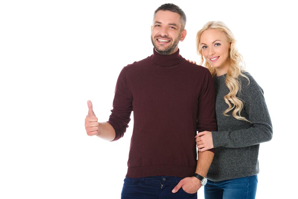 усміхнена пара позує в осінньому вбранні, показуючи великий палець вгору, ізольована на білому
 - Фото, зображення