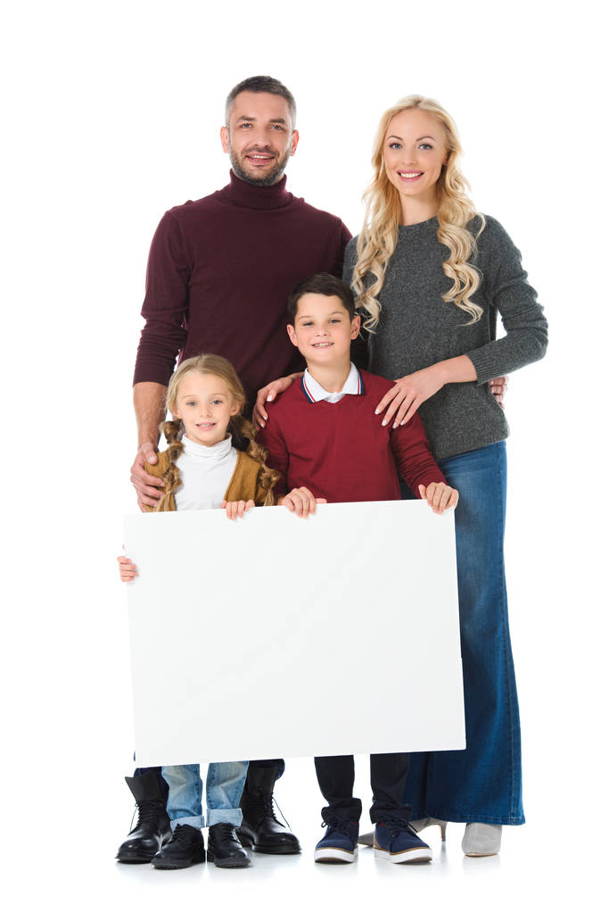 familia feliz y niños sosteniendo pancarta en blanco, aislados en blanco
 - Foto, imagen