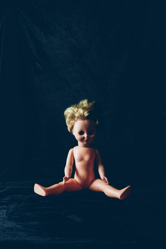 ανατριχιαστικό κούκλα που κάθονται στο σκοτάδι, τρομακτική Απόκριες διακόσμηση - Φωτογραφία, εικόνα