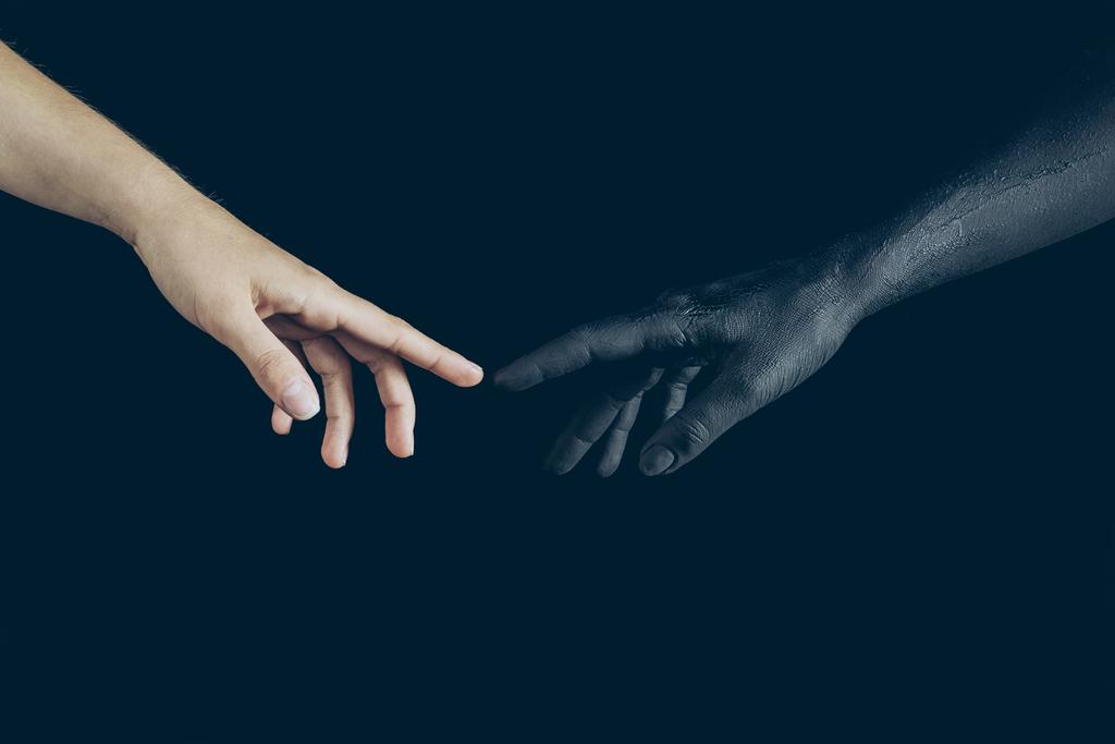 a nő és a fekete démon megható elszigetelt fekete ujjaival részleges megtekintése - Fotó, kép