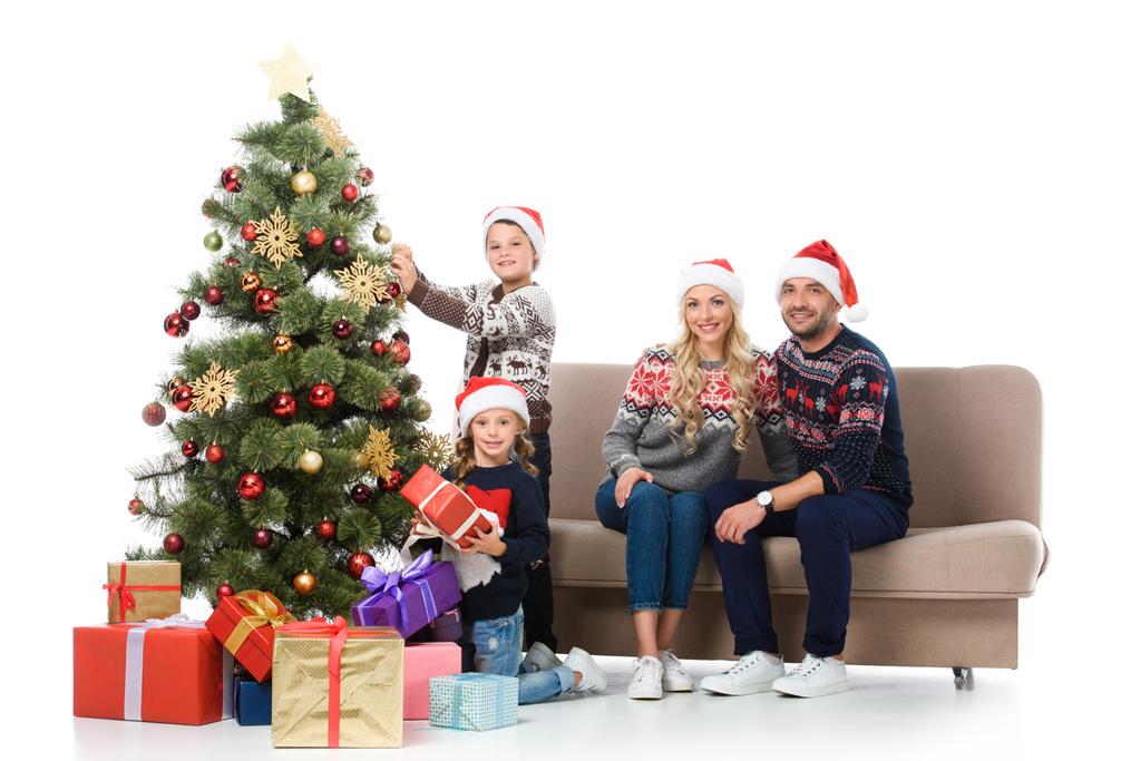 família feliz com crianças perto de árvore de natal com presentes, isolado em branco
 - Foto, Imagem