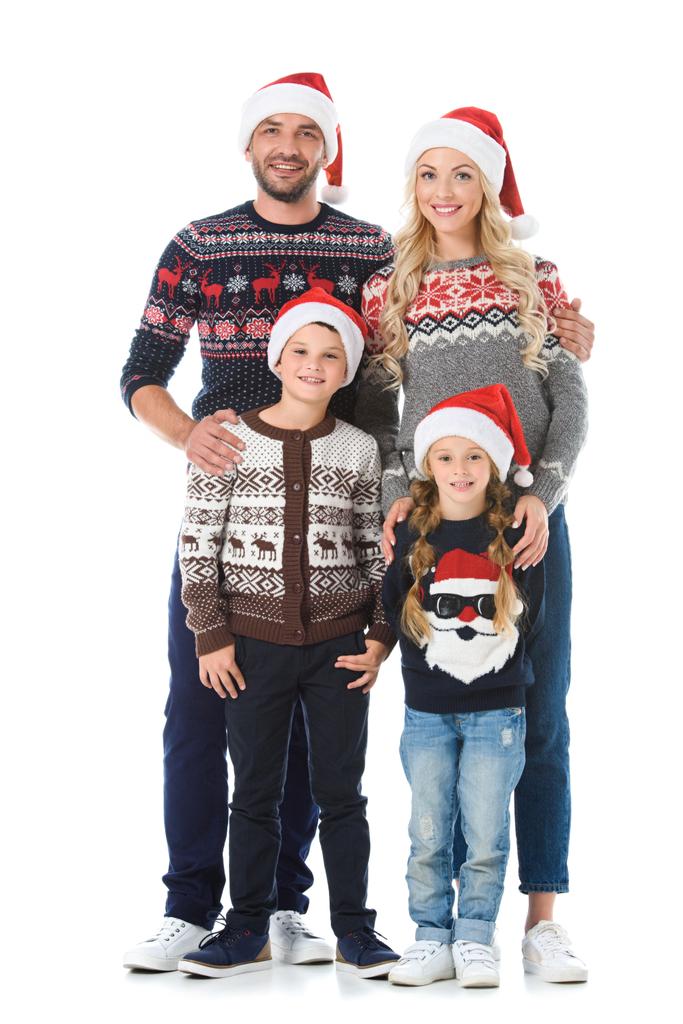 glückliche Familie mit Kindern, die in Weihnachtspullis und Weihnachtsmützen posieren, isoliert auf weißem Grund - Foto, Bild