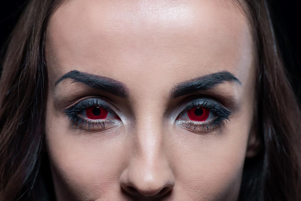 vista recortada del demonio con los ojos rojos
 - Foto, Imagen