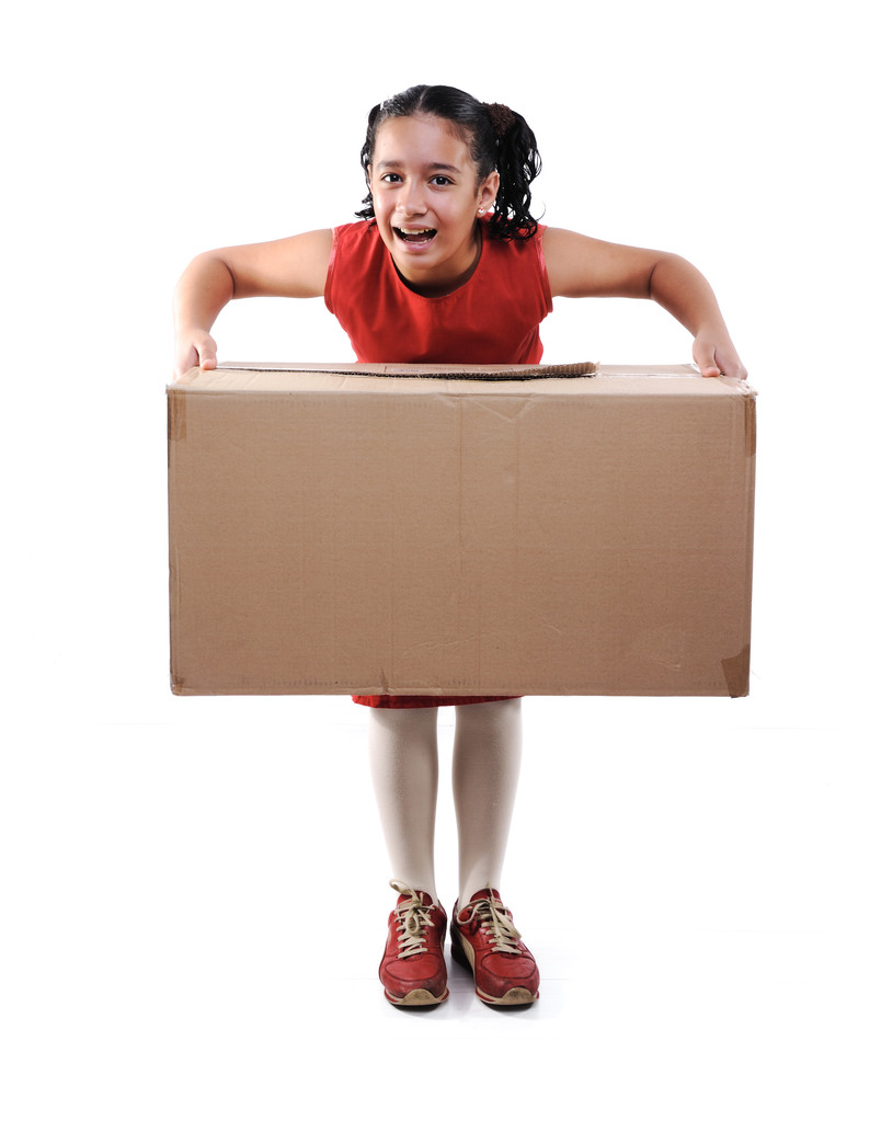 Маленька дівчинка тримає коробку, ізольована
 - Фото, зображення