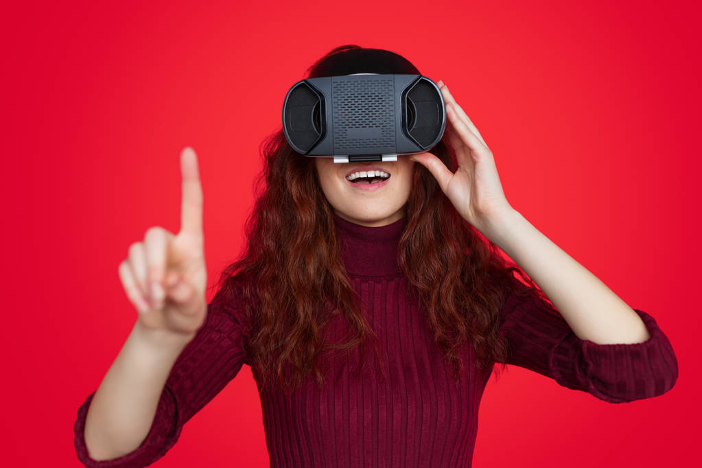 Femme excitée en lunettes VR toucher l'air
 - Photo, image