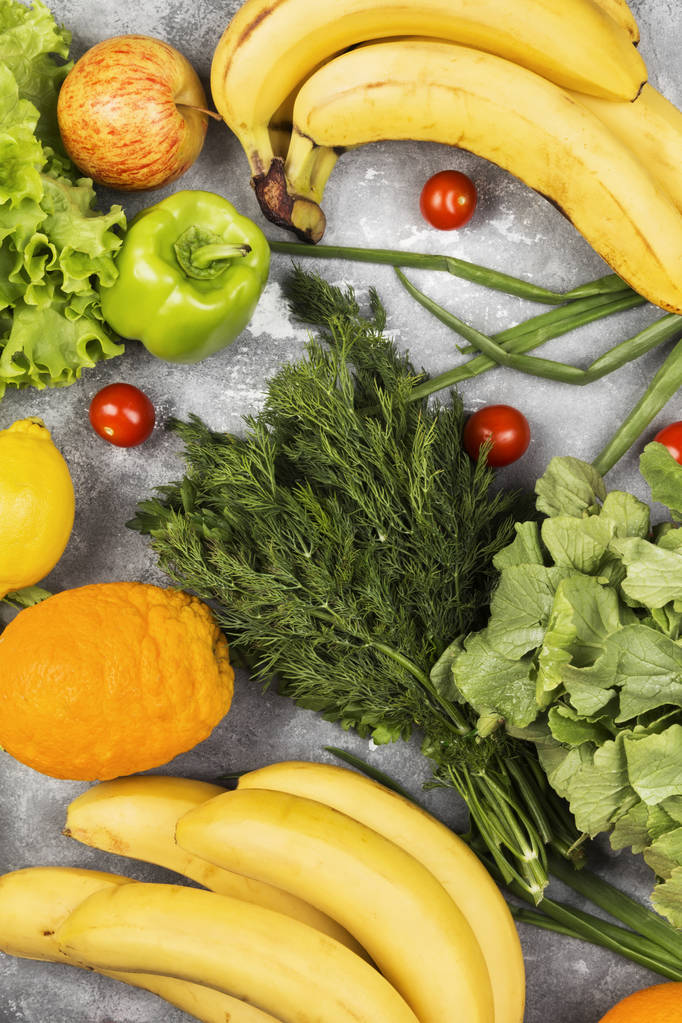 Varios alimentos saludables sobre fondo gris. Vista superior. Fondo alimentario
 - Foto, Imagen