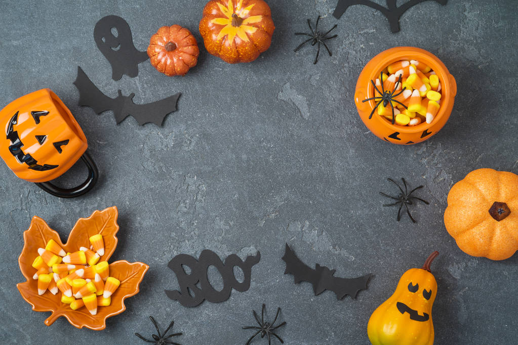 Halloween ünnep háttér jack o lantern, sütőtök, cukorkát kukorica és dekorációk a táblára. Nézd meg felülről. Lapos feküdt - Fotó, kép