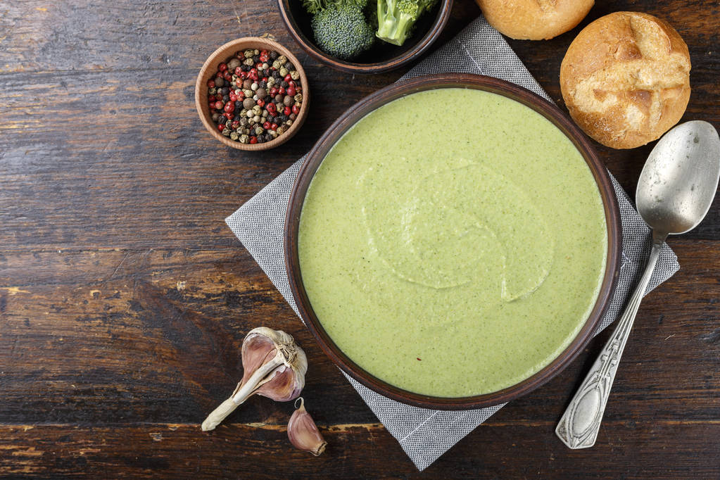 sopa de crema con brócoli con ruscos y albóndigas vista superior. apetecible vegetal vegano producto
 - Foto, imagen
