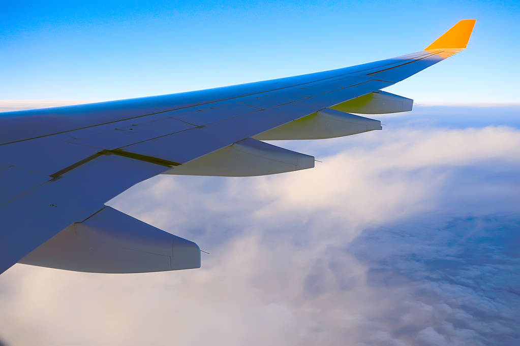 ilmakuva maasta ja lentokoneen siivestä, näköala lentokoneen matkustamosta, lentoliikenteen käsite
 - Valokuva, kuva
