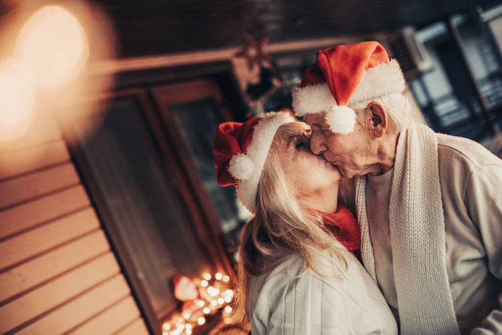 Hopea tukka vanhusten pari kokous suudelma
 - Valokuva, kuva
