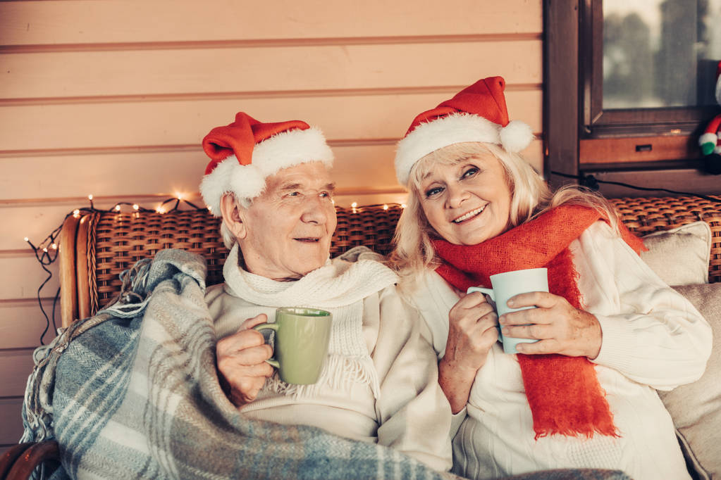 Счастливый взгляд пожилая пара празднует Рождество вместе
 - Фото, изображение