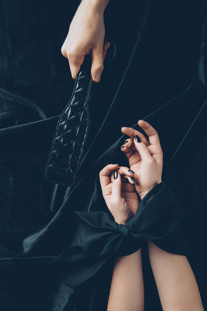 atış bağlı eller ve siyah deri şaplak raket tutan adam kadının kırpılmış - Fotoğraf, Görsel