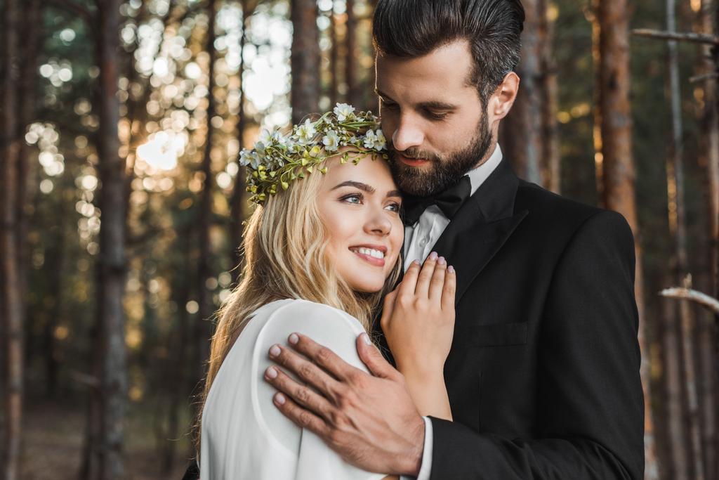 mooie bruidspaar knuffelen in bos  - Foto, afbeelding