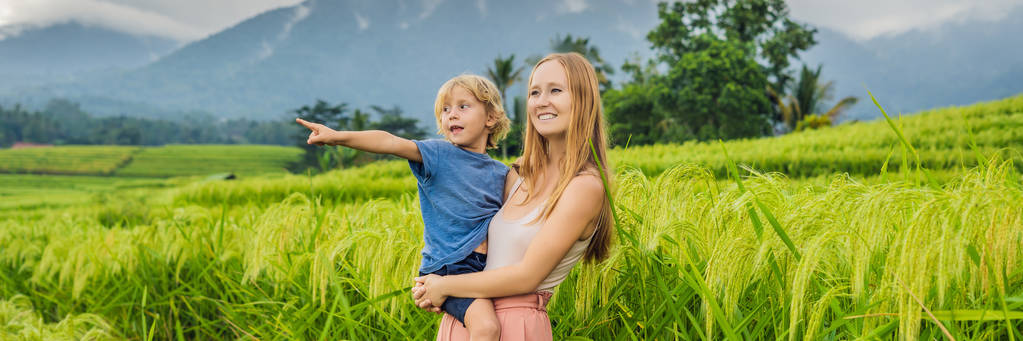 Anne ve oğlu yolcuları Jatiluwih pirinç terasları, Bali, Endonezya poz - Fotoğraf, Görsel