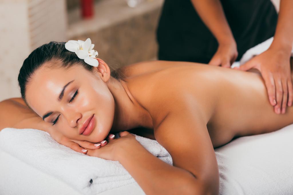 Lächelnde Frau bei Massagetherapie im Wellness-Salon - Foto, Bild