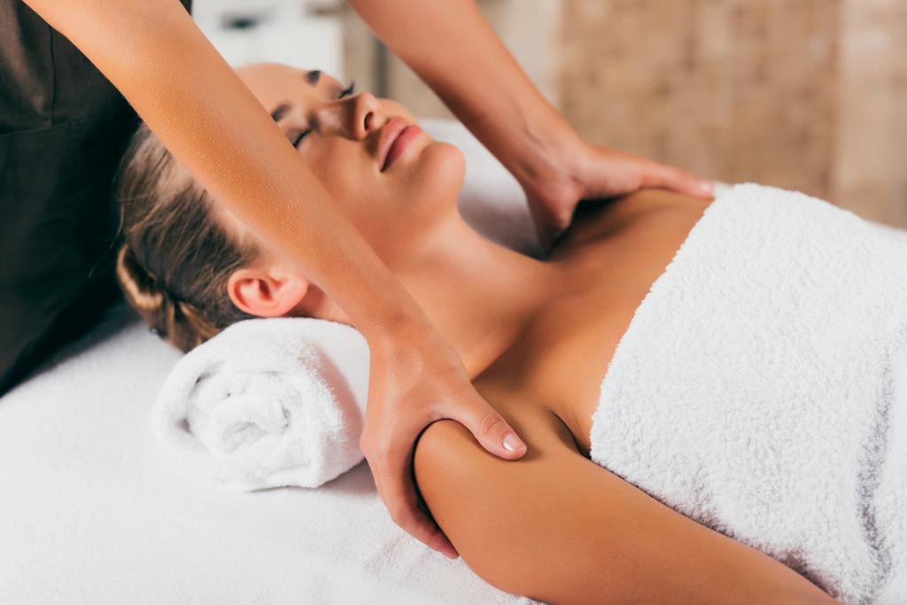 entspannende Frau mit Massage im Wellness-Center - Foto, Bild