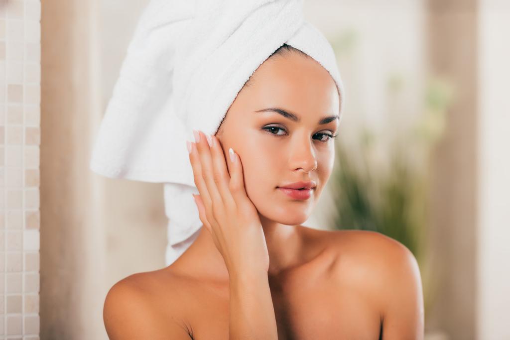 Mulher feliz em roupão de banho com rosto limpo no centro de spa
 - Foto, Imagem
