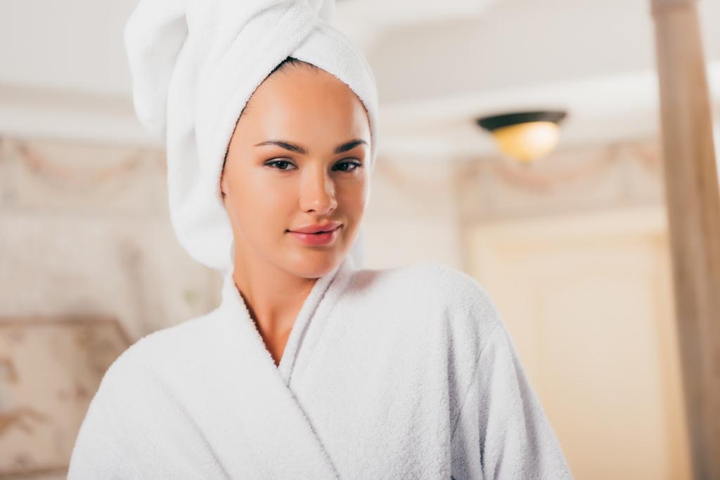 mulher sorridente em terry roupão de banho com toalha na cabeça no centro de spa
 - Foto, Imagem