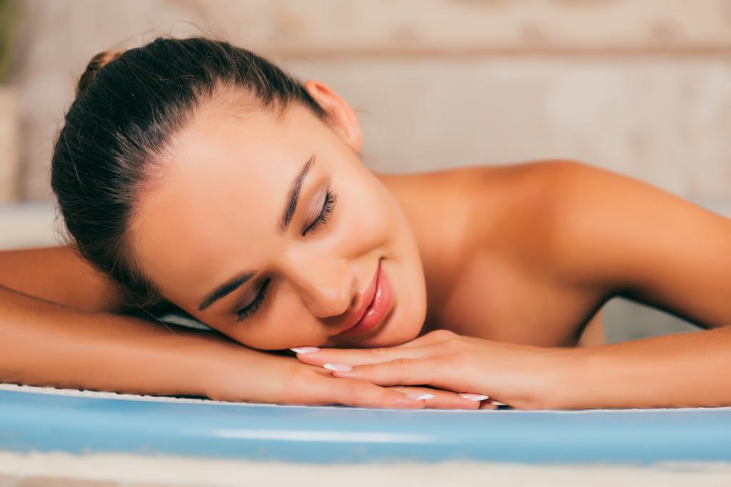 mulher relaxante com os olhos fechados no salão de spa
  - Foto, Imagem