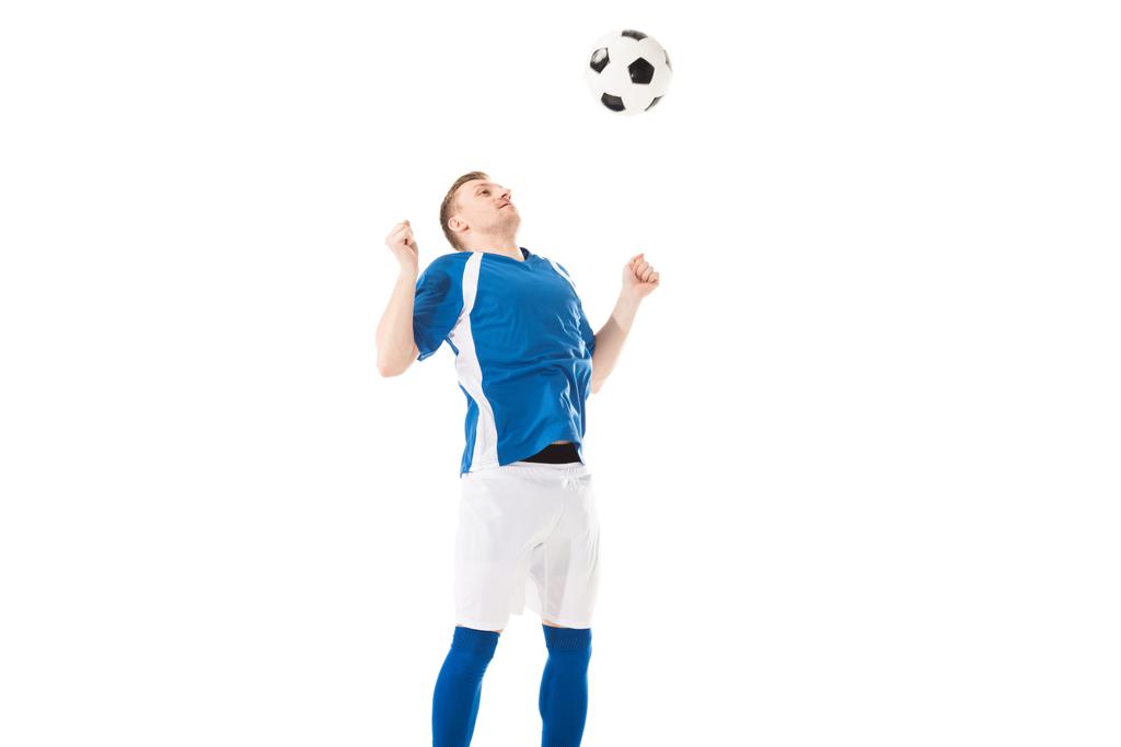 athletischer junger Fußballer schlägt Ball mit weißer Brust - Foto, Bild