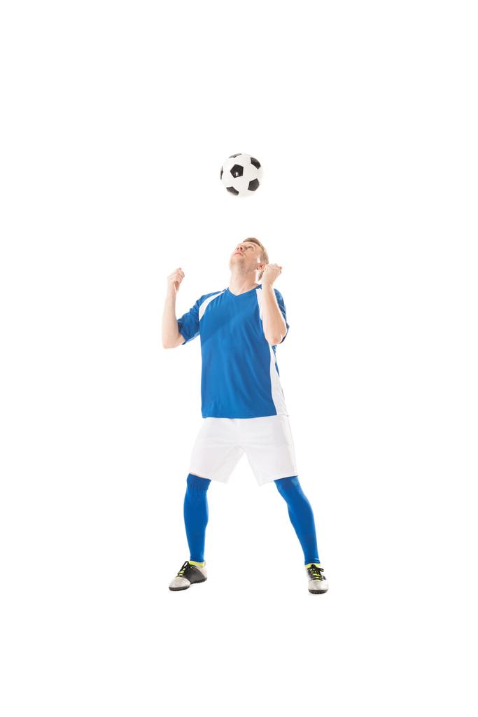 vista completa del joven futbolista golpeando la pelota con la cabeza aislada en blanco
 - Foto, Imagen