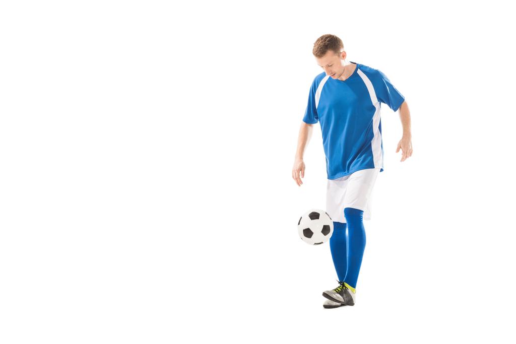 po celé délce pohled mladého sportovce s fotbalovým míčem izolované na bílém - Fotografie, Obrázek