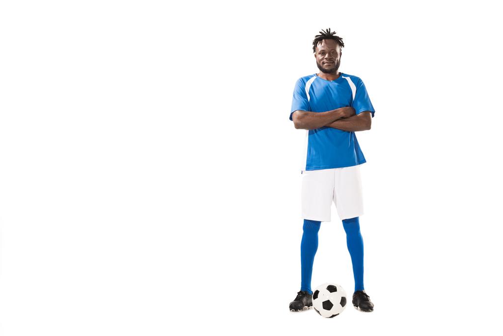jistý africký americký fotbalový hráč stojící s překřížením rukou a při pohledu na fotoaparát izolované na bílém  - Fotografie, Obrázek