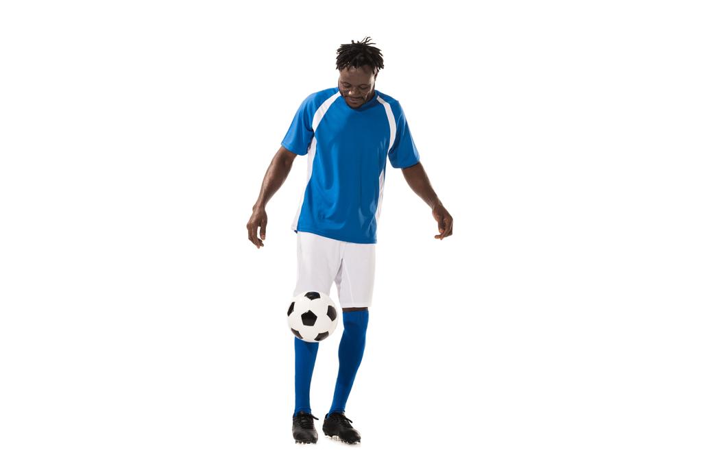 futbol topu üzerinde beyaz izole ile Tekdüzen oynarken sportif Afrikalı-Amerikalı adam - Fotoğraf, Görsel