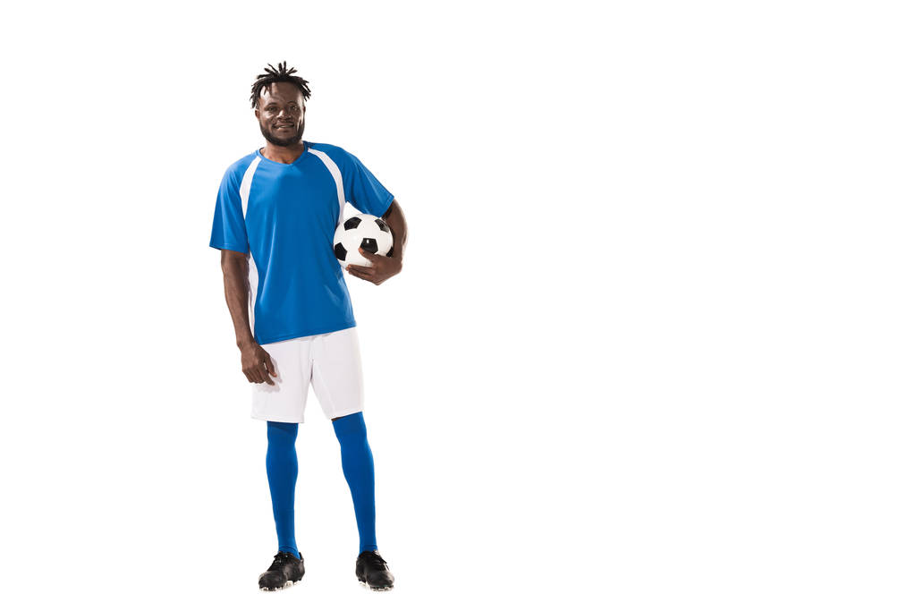 運動のアフリカ系アメリカ人スポーツマン サッカー ボールを押しながら白で隔離のカメラで笑顔の完全な長さのビュー - 写真・画像