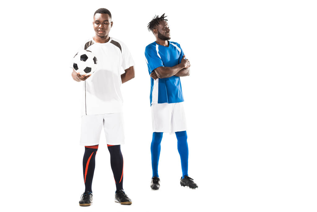 Αθλητικός νέος αφρικανικό αμερικανικό ποδόσφαιρο παίκτες στέκεται απομονωθεί σε λευκό - Φωτογραφία, εικόνα