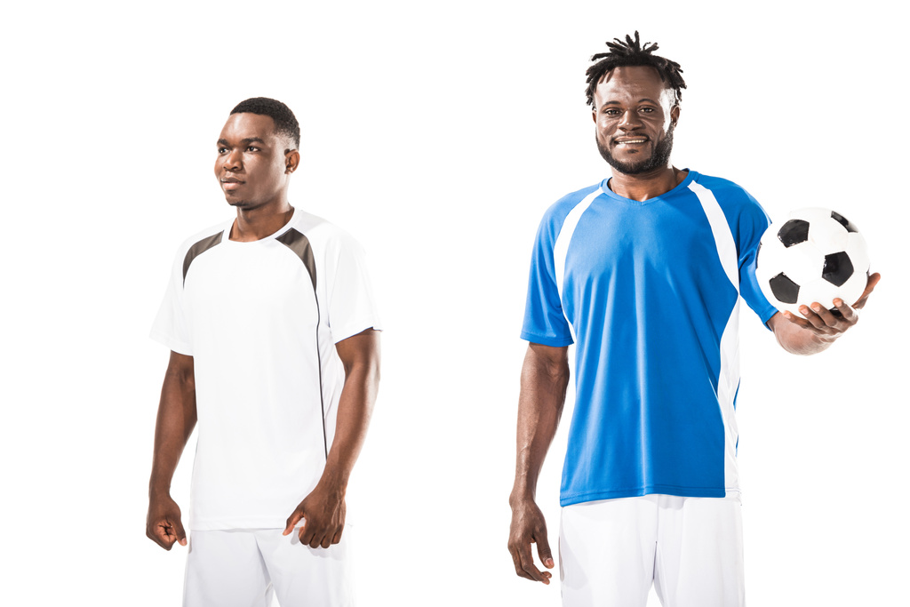 αθλητική αφρικανική αμερικανική νεαρών αθλητών που στέκεται με μπάλα ποδοσφαίρου που απομονώνονται σε λευκό  - Φωτογραφία, εικόνα
