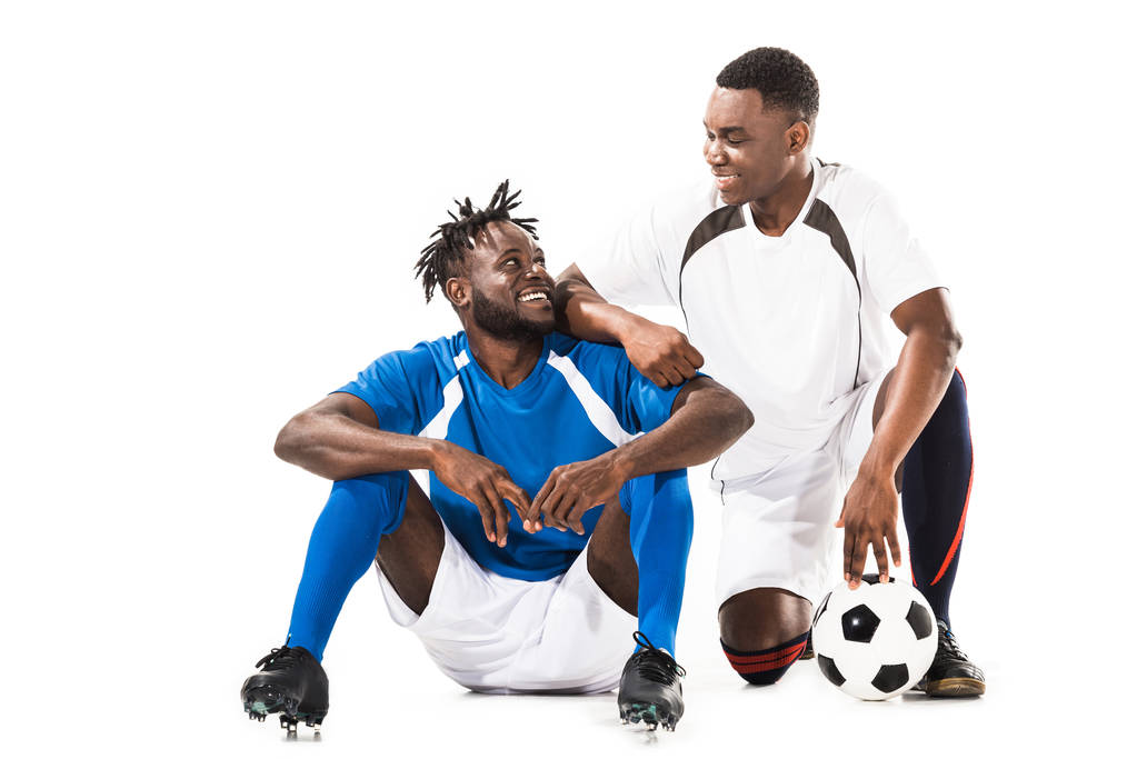 szczęśliwy, african american piłkarzy uśmiechający się nawzajem na białym tle - Zdjęcie, obraz