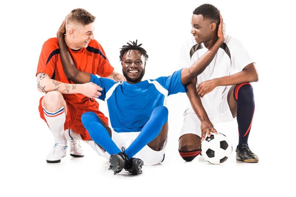 χαρούμενος νεαρός πολυεθνική ποδοσφαιριστές με μπάλα που απομονώνονται σε λευκό - Φωτογραφία, εικόνα