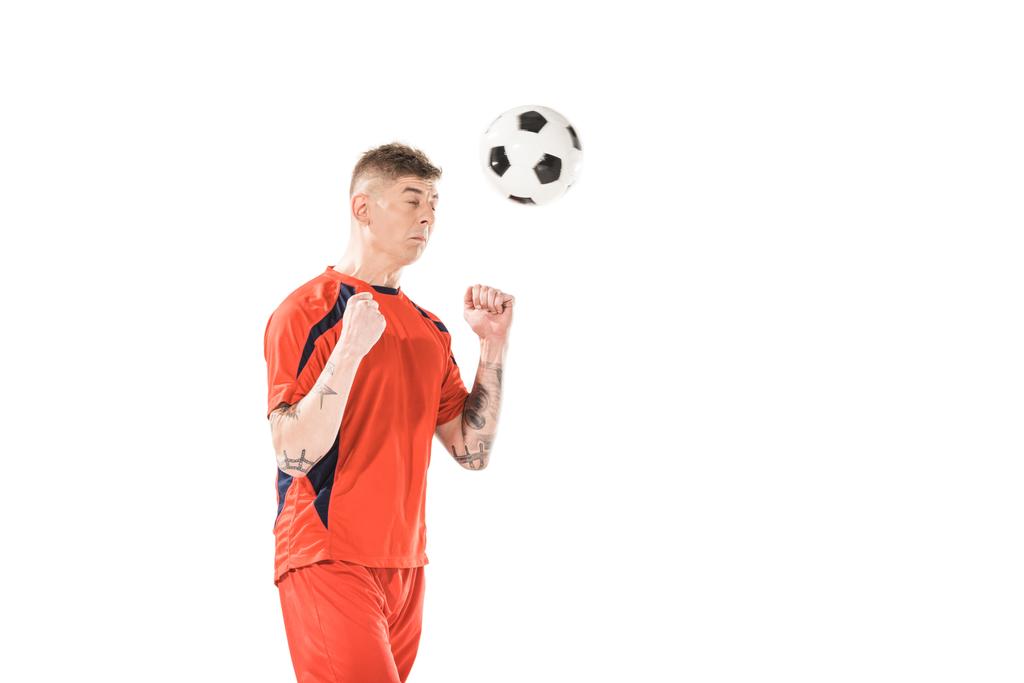 mladý fotbalista údery míč hlavou izolované na bílém  - Fotografie, Obrázek