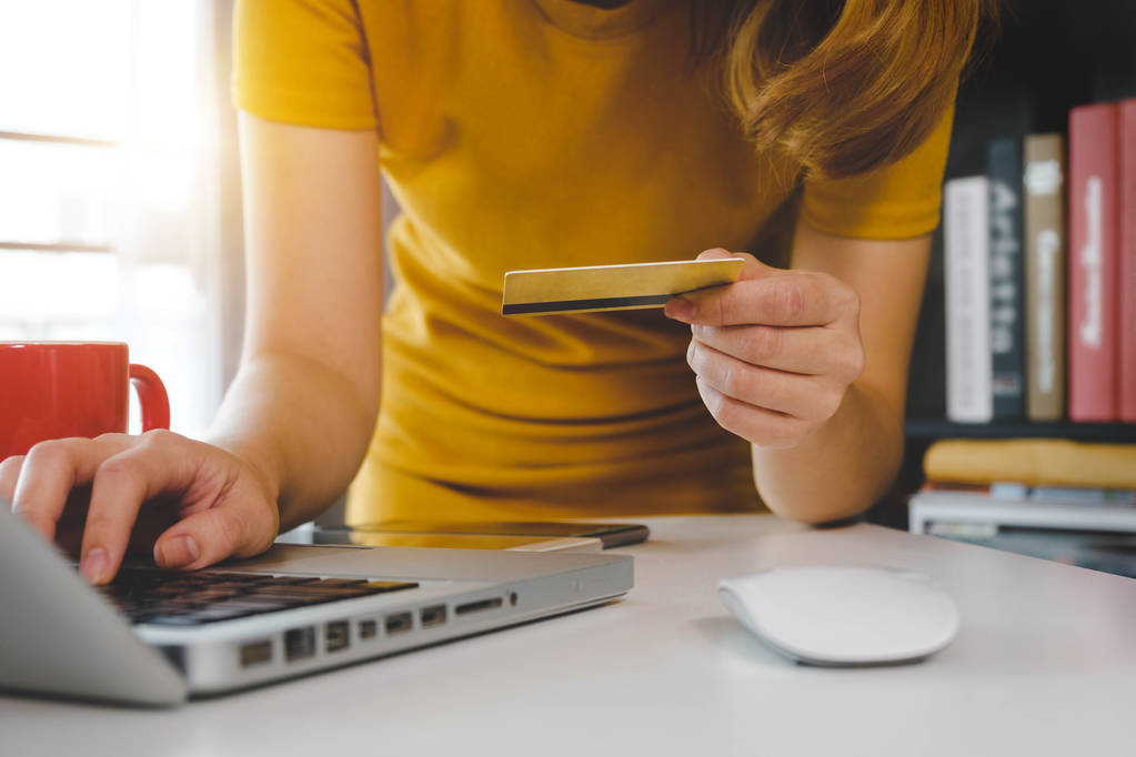 Geschäftsfrau nutzt Smartphone und hält Kreditkarte mit digitalem Ebeneneffekt-Diagramm als Online-Shopping-Konzept - Foto, Bild