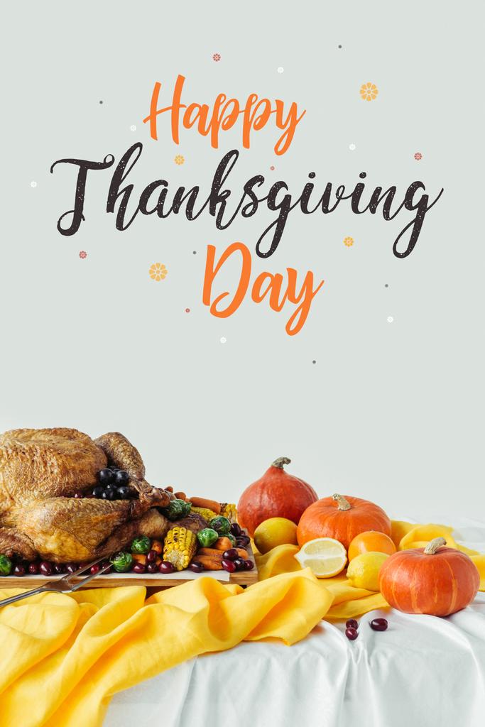 Nahaufnahme von gebratenem Truthahn, Kürbissen und Happy Thanksgiving Day Schriftzug auf grauem Hintergrund - Foto, Bild