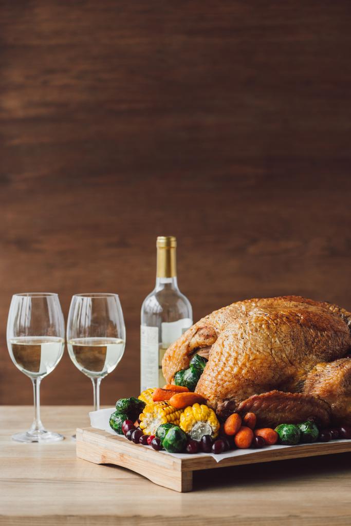 zár megjelöl kilátás a hagyományos sült pulyka, zöldségek és pohár bor thanksgiving vacsora a fából készült asztallap - Fotó, kép
