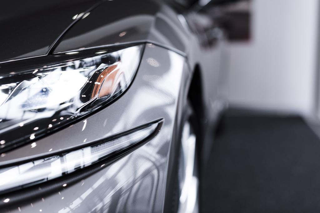 Close-up van luxe glimmende auto in auto salon - Foto, afbeelding