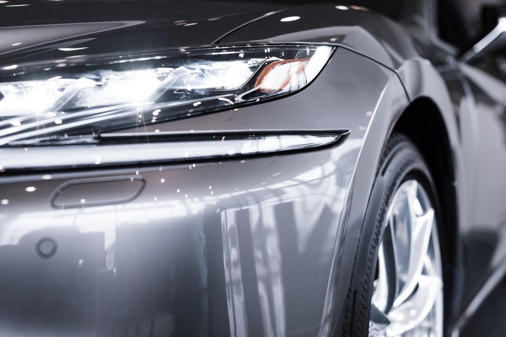 Nahaufnahme des glänzenden Luxus-Autos im Autosalon - Foto, Bild