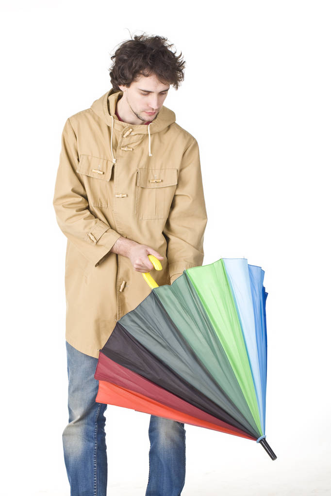 Bel ragazzo in impermeabile marrone che apre il suo ombrello colorato
 - Foto, immagini