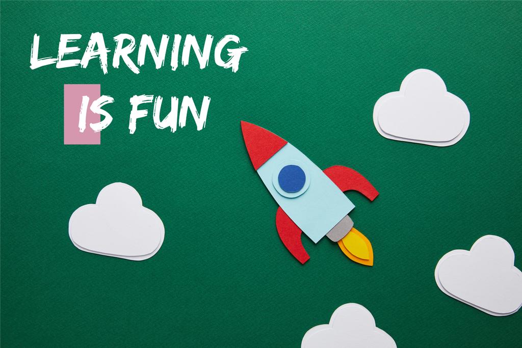 «Ana sayfa» roket ve bulutlar görünümünü "öğrenme eğlencelidir" ile yeşil kara tahta üzerinde yazı - Fotoğraf, Görsel