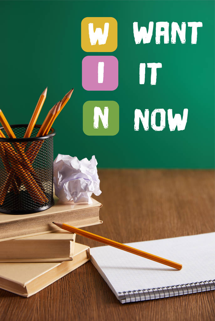 knihy, Sešitový, zmačkaný papír a tužky na dřevěný stůl s "Win - má nyní" inspirace - Fotografie, Obrázek
