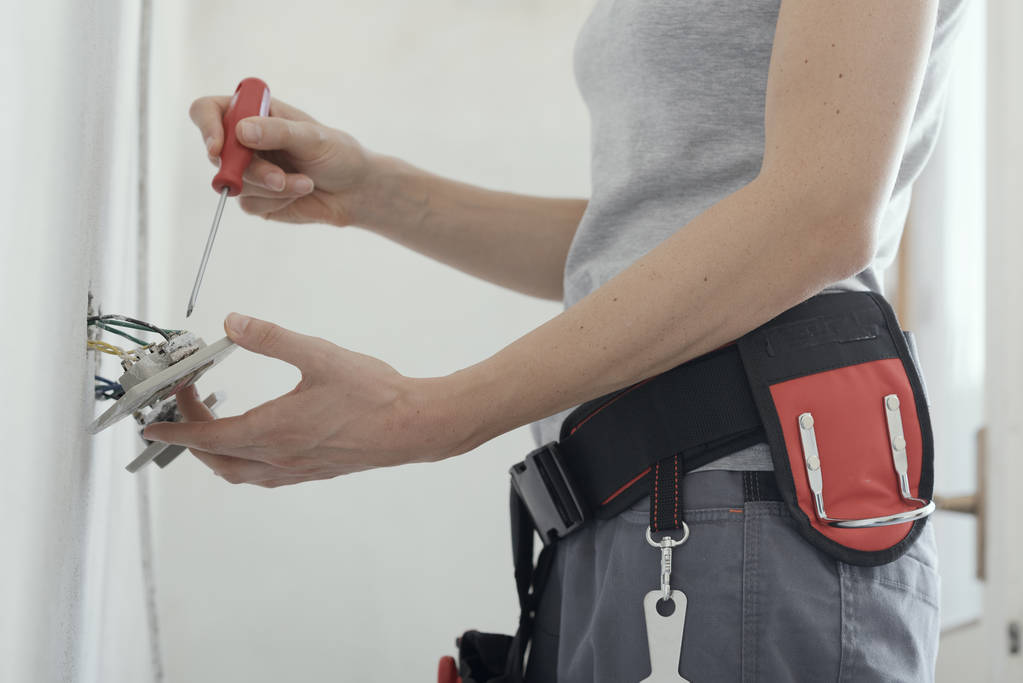 Profesionální ženské elektrikář stanovení socket doma pomocí šroubováku, renovaci domů koncept - Fotografie, Obrázek