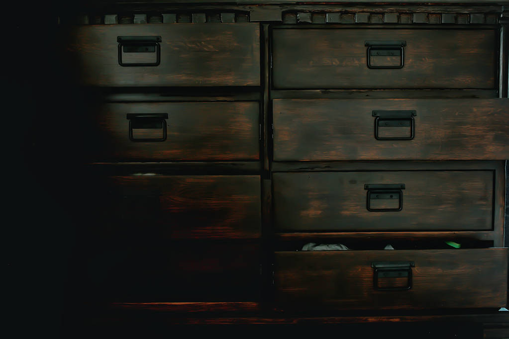 commode antique, boîtes en bois avec poignées dans une armoire de meubles en bois vintage
 - Photo, image