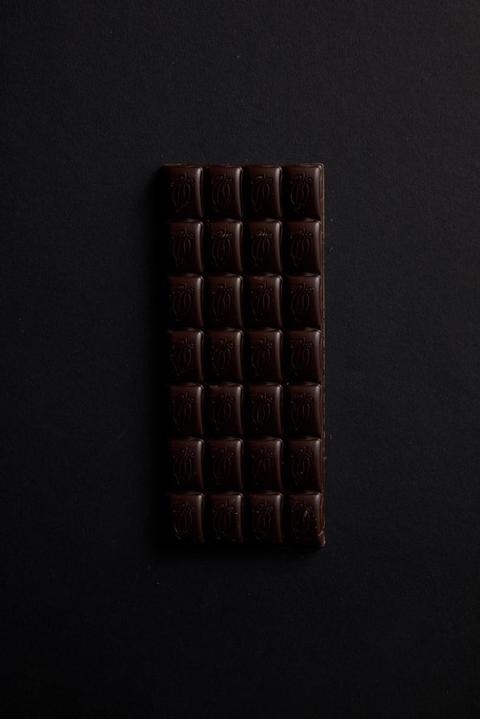 gurme bar siyah izole çikolata üstten görünüm - Fotoğraf, Görsel
