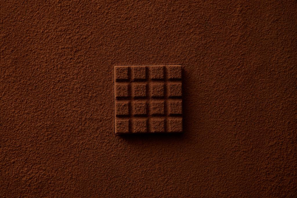 bovenaanzicht van zoete gastronomische chocolade en cacao poeder - Foto, afbeelding