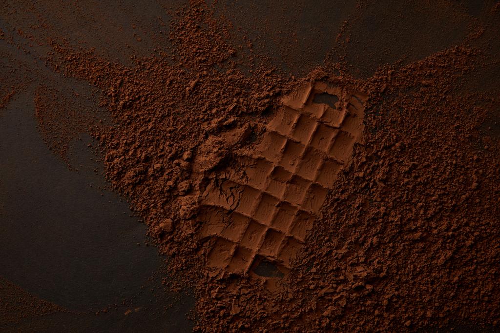 вид сверху на изысканный какао порошок на черном фоне
  - Фото, изображение